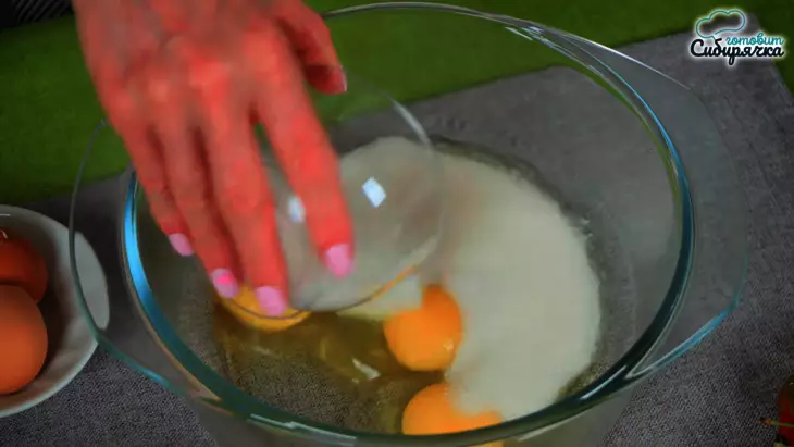 Творожный пирог с начинкой из вишни и шоколада: шаг 2