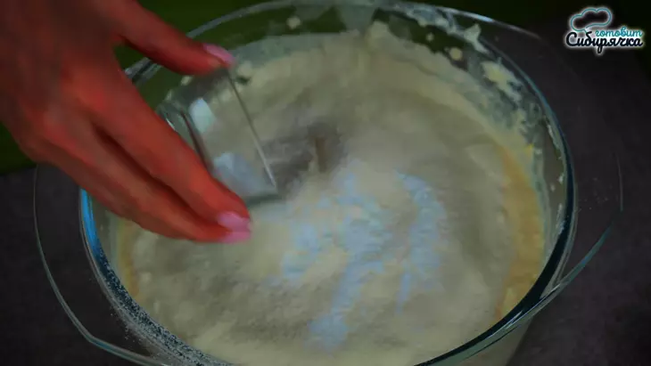 Творожный пирог с начинкой из вишни и шоколада: шаг 5