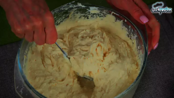 Творожный пирог с начинкой из вишни и шоколада: шаг 6