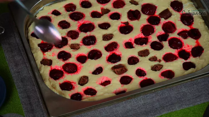 Творожный пирог с начинкой из вишни и шоколада: шаг 7
