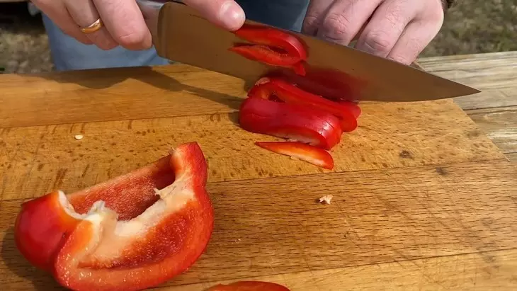 Теплый гриль-салат с кальмарами: шаг 3