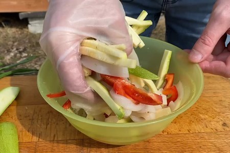 Теплый гриль-салат с кальмарами: шаг 4
