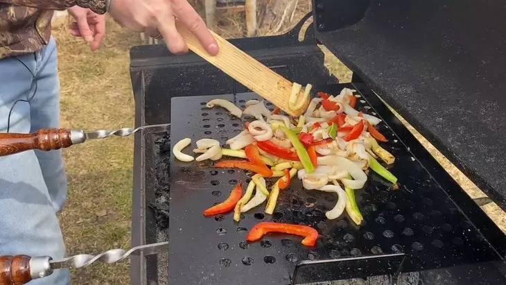 Теплый гриль-салат с кальмарами: шаг 5