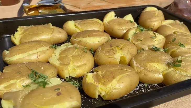 Мятый картофель, кабачки гриль и овощной салат: шаг 1