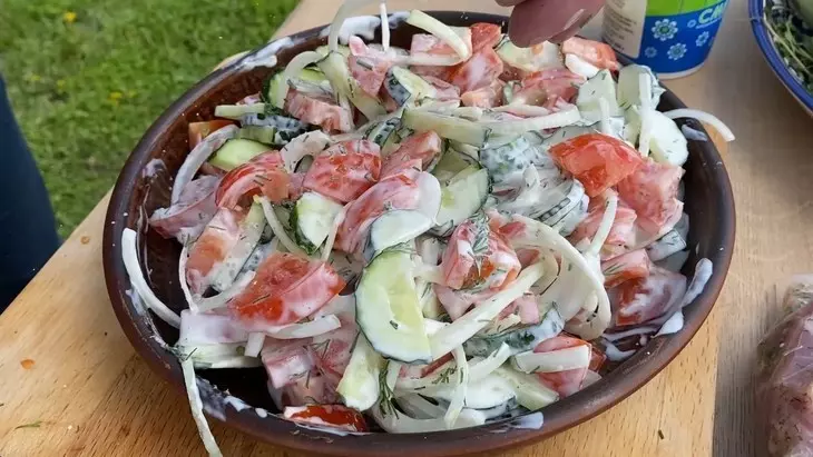 Мятый картофель, кабачки гриль и овощной салат: шаг 2