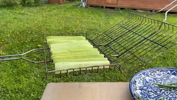 Мятый картофель, кабачки гриль и овощной салат: шаг 3