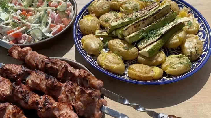 Мятый картофель, кабачки гриль и овощной салат: шаг 4