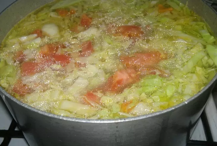 Щи с молодой капустой, кабачком и помидорами #литкухня #кулинар: шаг 10