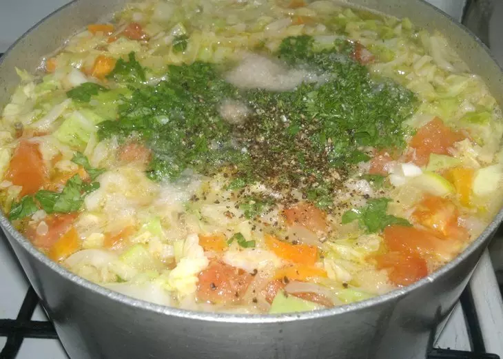 Щи с молодой капустой, кабачком и помидорами #литкухня #кулинар: шаг 12