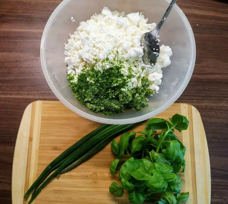 Сырники закусочные с фетой и зеленью: шаг 1