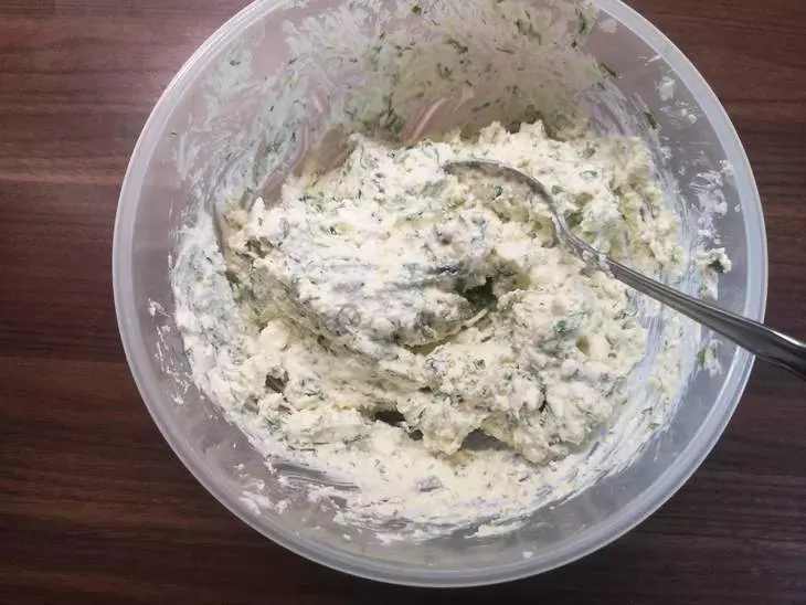 Сырники закусочные с фетой и зеленью: шаг 3