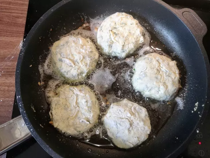 Сырники закусочные с фетой и зеленью: шаг 4