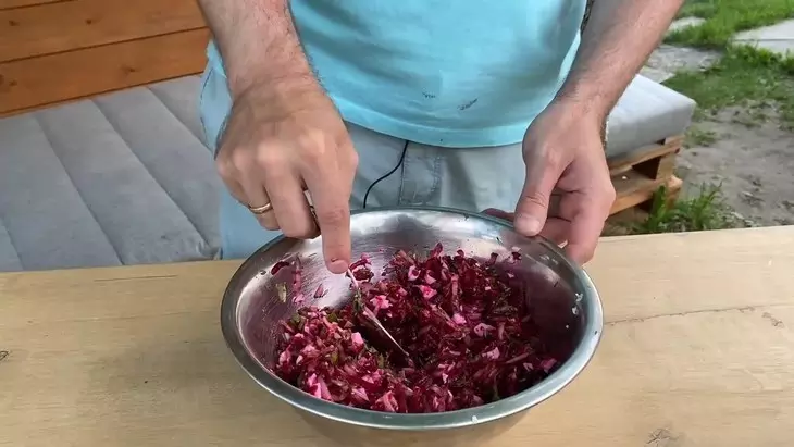 Свекольник с хреном на кефире, альтернатива окрошке: шаг 6