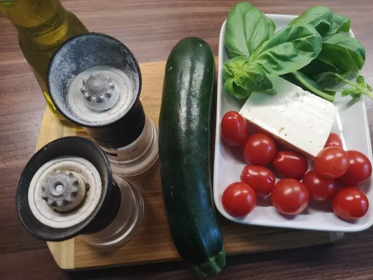 Жаренные цукини с помидорами и брынзой: шаг 1