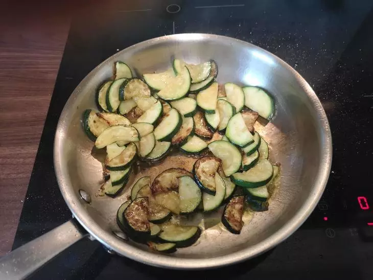 Жаренные цукини с помидорами и брынзой: шаг 2