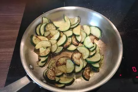 Жаренные цукини с помидорами и брынзой: шаг 2