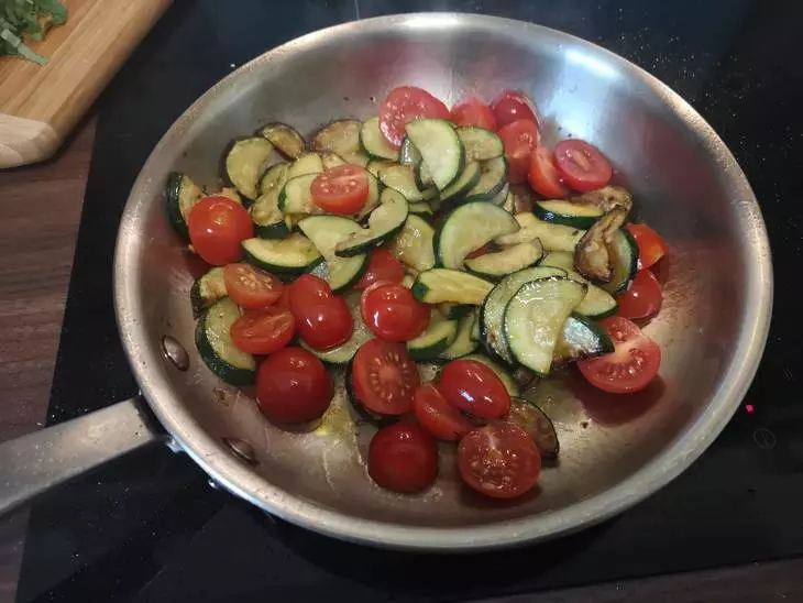 Жаренные цукини с помидорами и брынзой: шаг 3