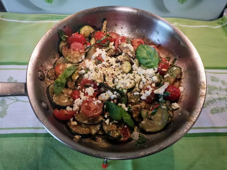 Жаренные цукини с помидорами и брынзой: шаг 4
