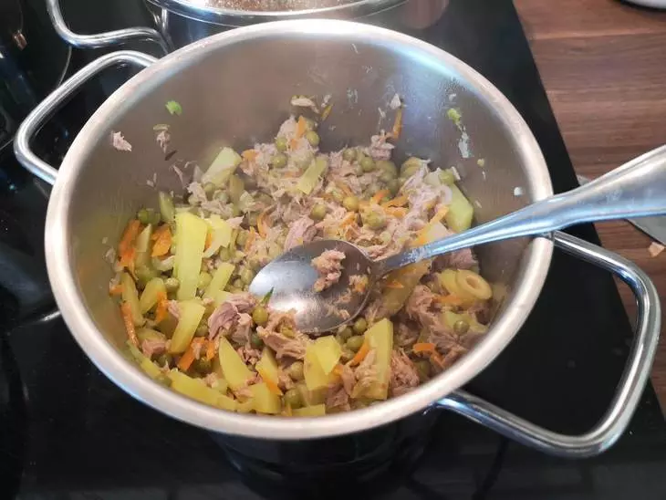 Супчик с тунцом, зеленым горошком и оливками: шаг 1