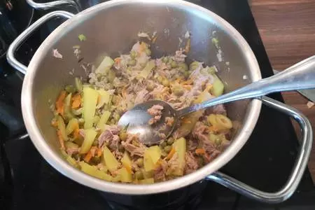 Супчик с тунцом, зеленым горошком и оливками: шаг 1
