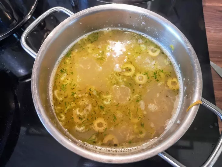 Супчик с тунцом, зеленым горошком и оливками: шаг 2
