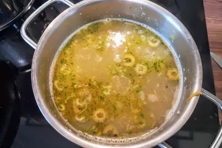 Супчик с тунцом, зеленым горошком и оливками: шаг 2
