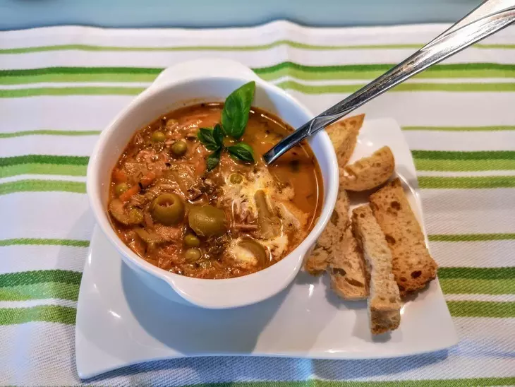 Супчик с тунцом, зеленым горошком и оливками: шаг 5