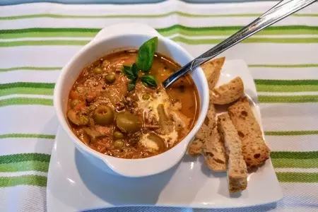 Супчик с тунцом, зеленым горошком и оливками: шаг 5