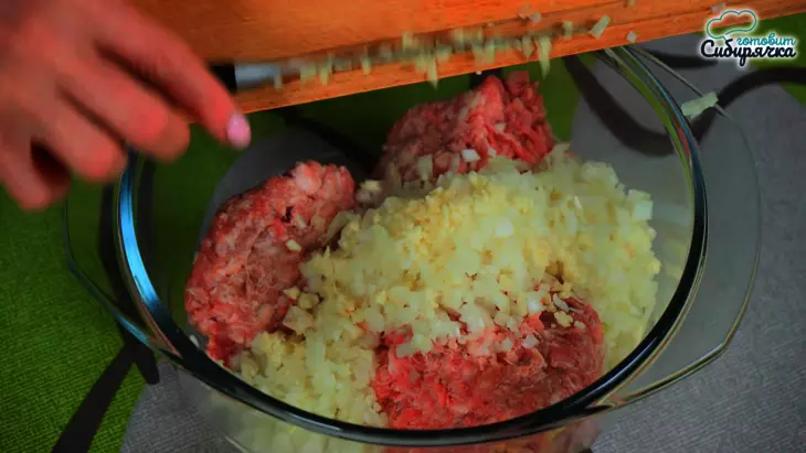 Котлеты из мясного фарша по-домашнему: шаг 1
