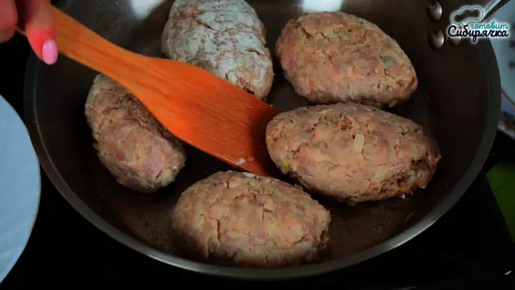 Котлеты из мясного фарша по-домашнему: шаг 7