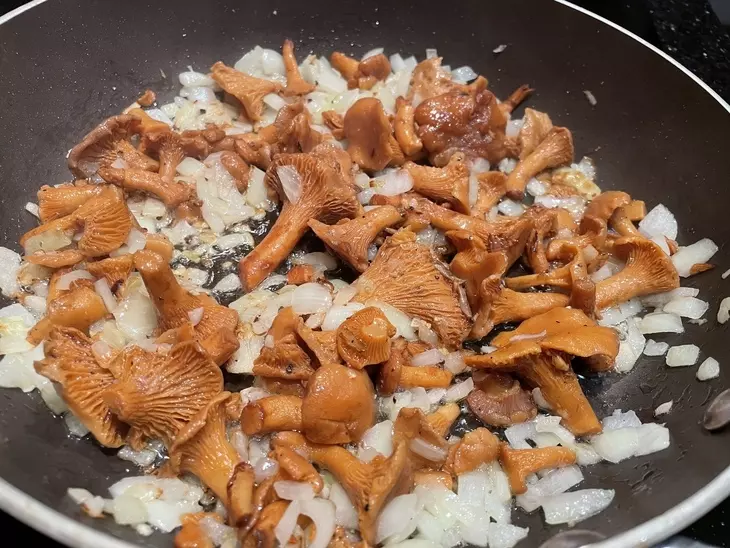 Щи с копчеными ребрышками и лисичками #литкухня и #кулинар: шаг 5