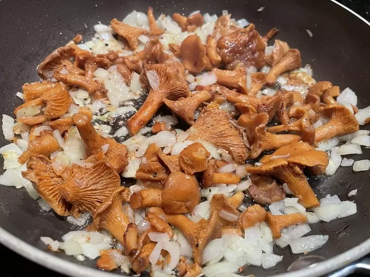 Щи с копчеными ребрышками и лисичками #литкухня #кулинар: шаг 5