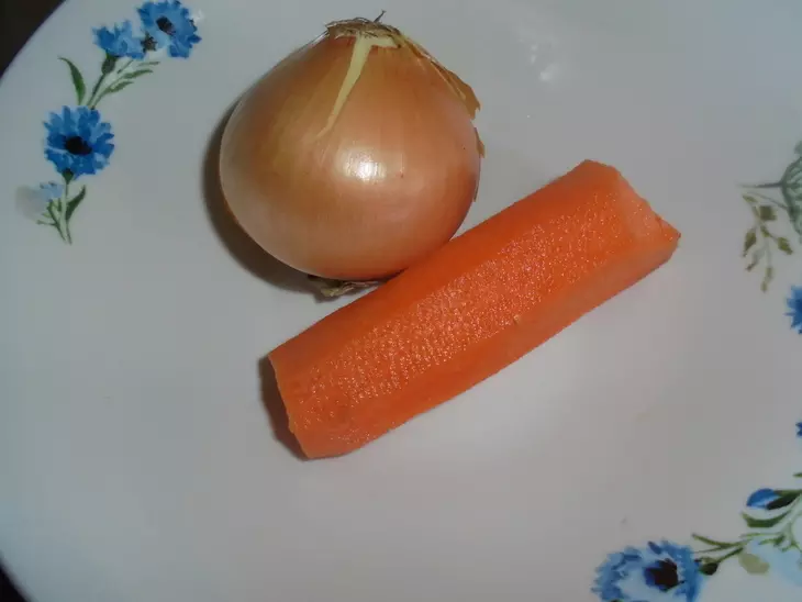 Щи со свежей капустой и сушеной крапивой: шаг 2