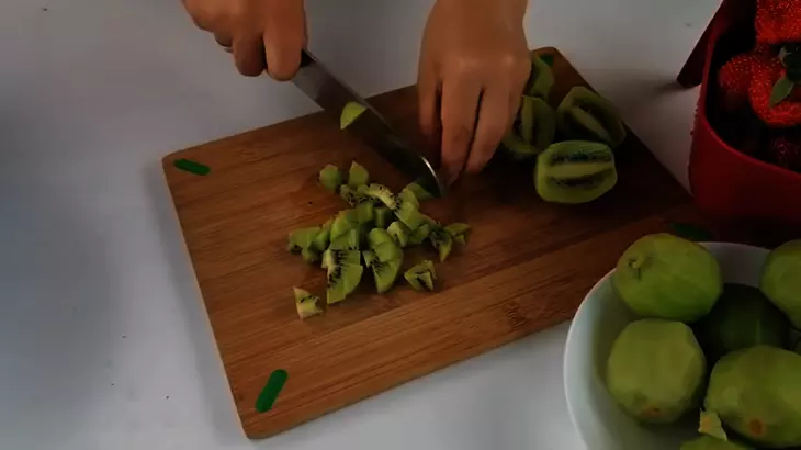 Двойное варенье киви-клубника: шаг 1