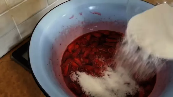 Двойное варенье киви-клубника: шаг 7