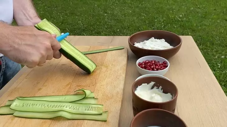 Свежие рулеты из огурцов со сливочным соусом: шаг 1