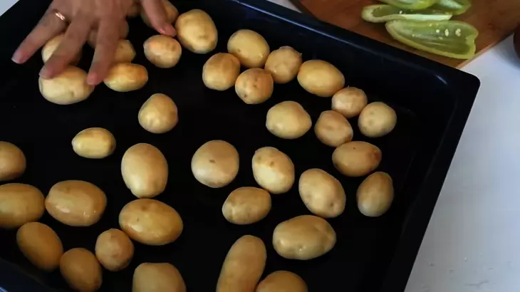 Окорочка с картошкой в духовке: шаг 2