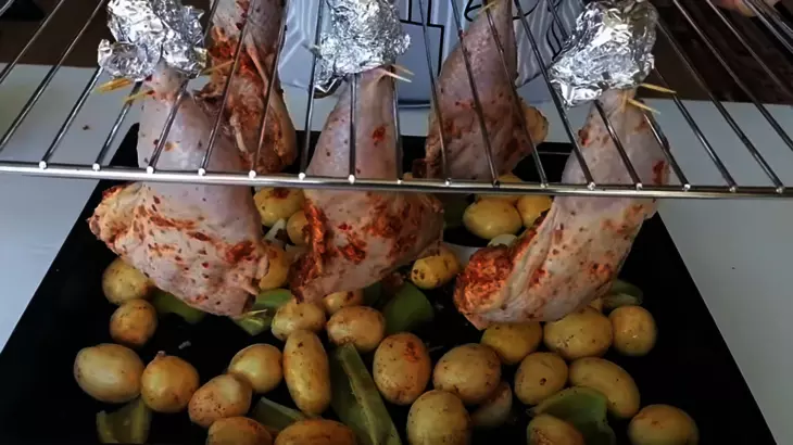 Окорочка с картошкой в духовке: шаг 3