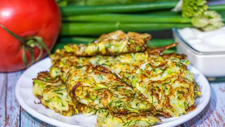 Оладьи из кабачков с чесноком и зеленью: шаг 9