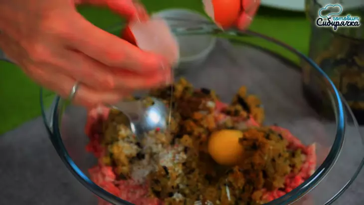 Котлеты из баклажанов с мясным фаршем по-домашнему: шаг 2