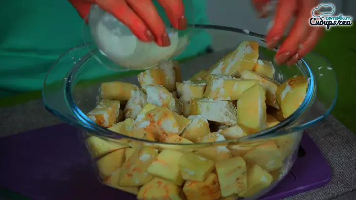 Закусочный салат из жареных баклажанных кубиков: шаг 1