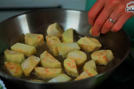 Закусочный салат из жареных баклажанных кубиков: шаг 2