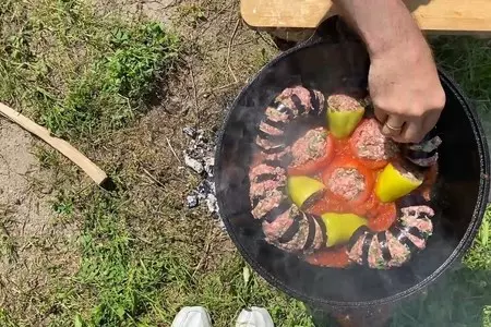 Фаршированные перцы, баклажаны и помидоры в казане: шаг 6