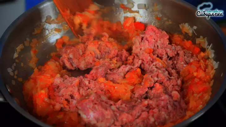 Закусочные рулетики из баклажан с мясным фаршем и овощами: шаг 3