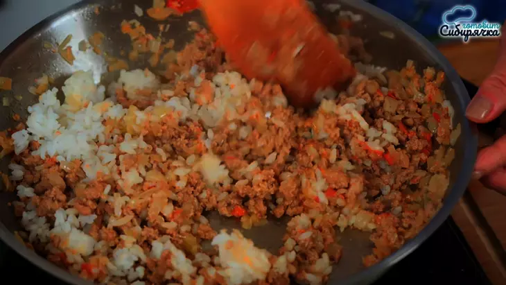 Закусочные рулетики из баклажан с мясным фаршем и овощами: шаг 4