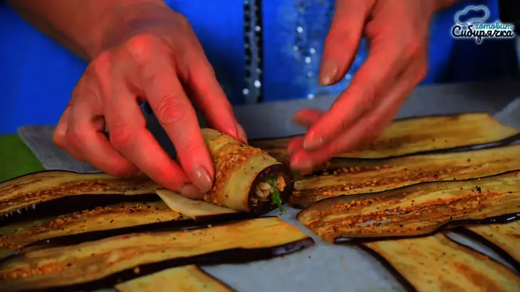 Закусочные рулетики из баклажан с мясным фаршем и овощами: шаг 7