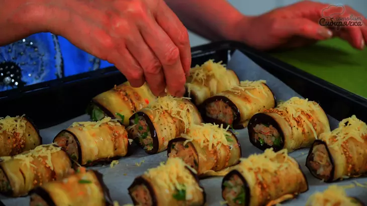 Закусочные рулетики из баклажан с мясным фаршем и овощами: шаг 8