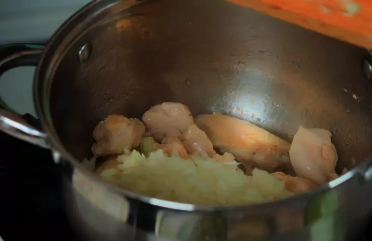 Куриный суп с плавленым сливочным сыром и овощами: шаг 2