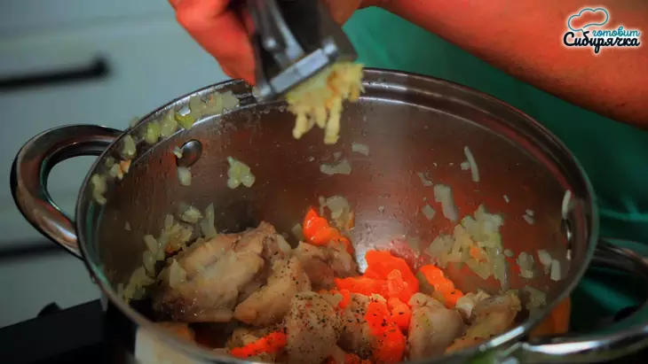 Куриный суп с плавленым сливочным сыром и овощами: шаг 3