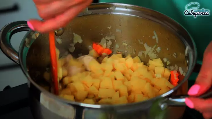 Куриный суп с плавленым сливочным сыром и овощами: шаг 4